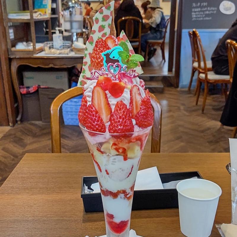 練乳いちごプレミアムモンブランパフェ(カフェドリオンブルー)