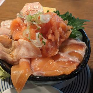 サーモン三味丼(神保町 すし わさび)