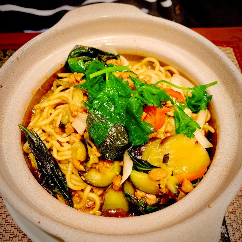 茄子とタイ味噌のピリ辛焼きそば土鍋仕立て(スマイルタイランド世田谷店)