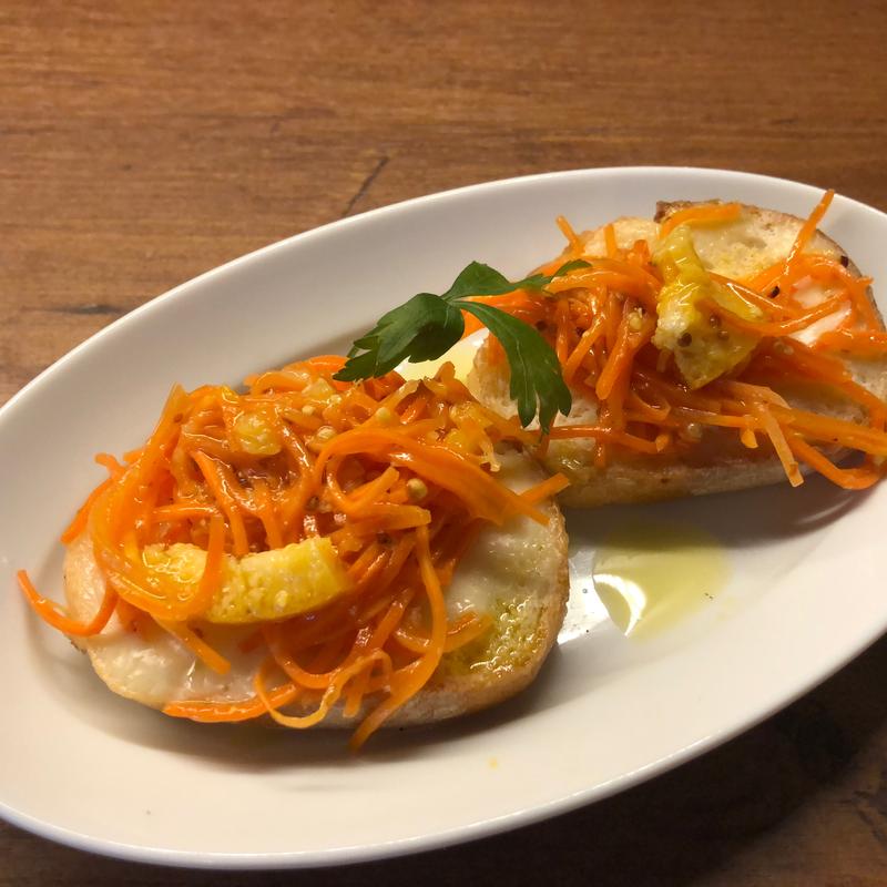 〜オレンジ香る〜キャロットラペとチーズのブルスケッタ(オリーブの丘 保塚店)