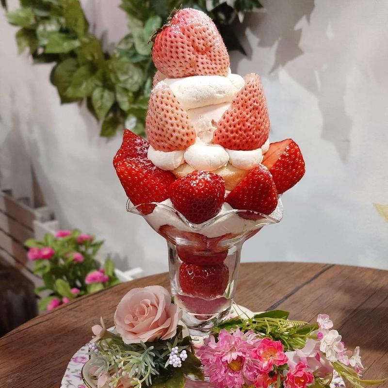 ぎっしりあまおうパフェ(よろず茶屋444)