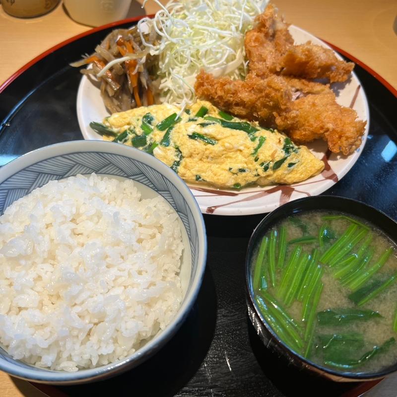 ニラ玉とメンチカツ定食(善太郎食堂)