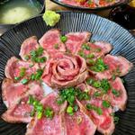 肉ローズ丼(海鮮居酒屋 大名魚喜)