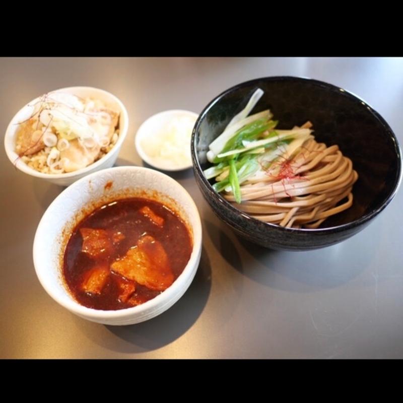 辛肉蕎麦、肉飯ハーフ(肉蕎麦むね 足立保塚店)