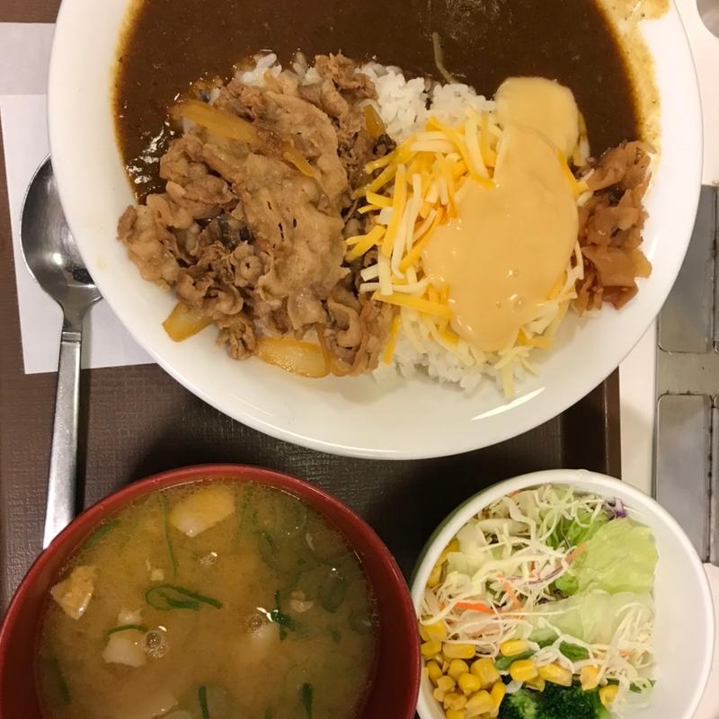 カレー大盛りチーズトッピング牛あいがけトッピングサラダセットとん汁変更(すき家 1国豊川御油店 )