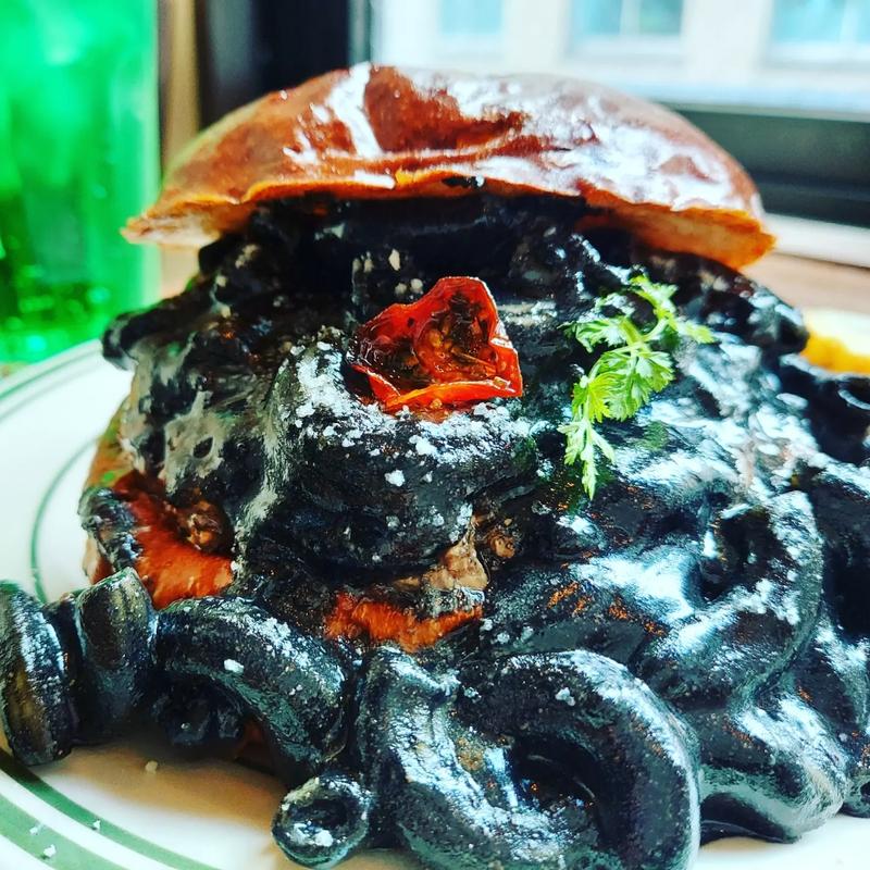 マカロニ&イカ墨チーズバーガー(ザ マンチーズ バーガーワークス （THE MUNCHIES BURGER WORKS）)