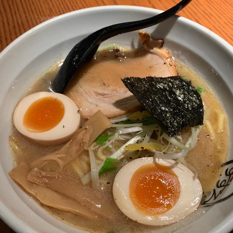 濃厚魚介ラーメン(麺やすする)
