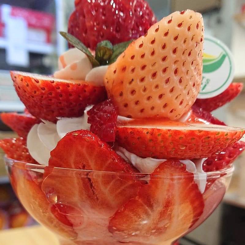 3種の贅沢苺パフェ(フルーツすぎ 大塚本店)