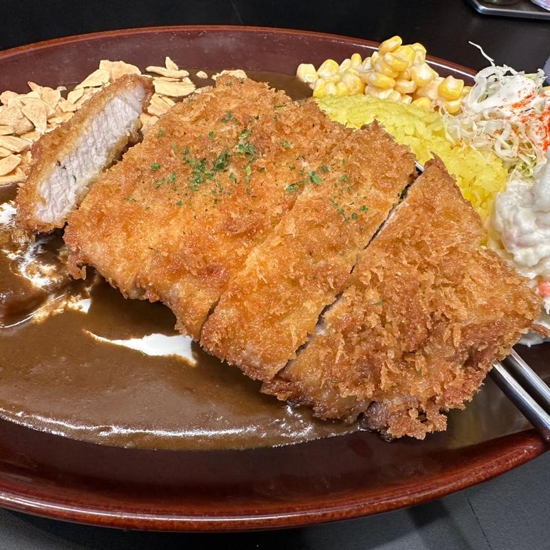 黒いカツカレー(ポテサラ、フライドガーリック、コーン)(カレーは飲み物。 西武新宿店)
