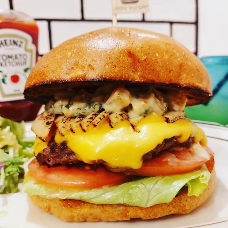 クラシックチーズバーガー+わさび香る！タケノコともろみみそのマヨソース+タケノコ(milia burger)