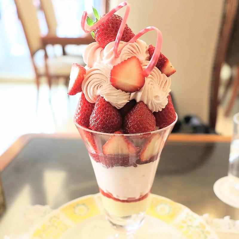 苺のパフェ(山の上ホテル コーヒーパーラー ヒルトップ)