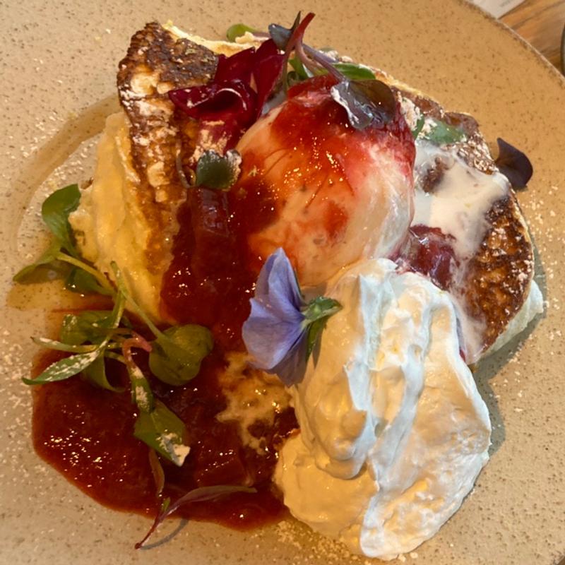 ルバーブ&ストロベリーパンケーキ(LATTE GRAPHIC 町田店)