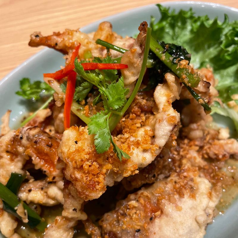 プー・ニム・ガティアム/ソフトシェルクラブのにんにく炒め(クルン・サイアム 新横浜店)