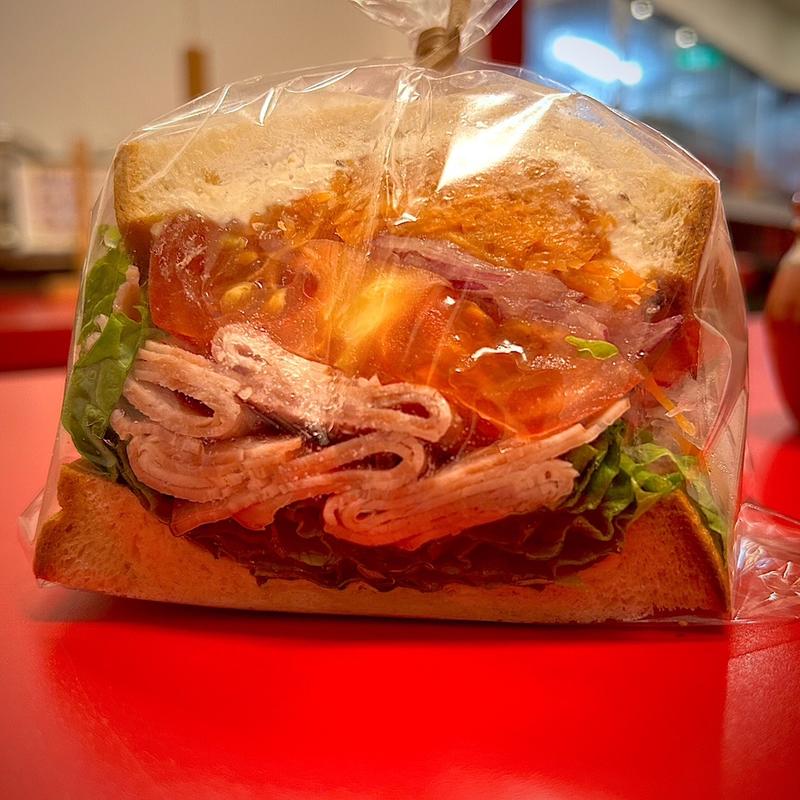 スモークショルダーハムと人参ラペのラップサンド(モナモナ 河原町店 （MonaMona）)