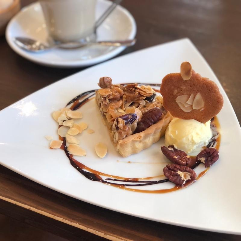 ナッツとキャラメルのタルト(カフェド・ビビアン )