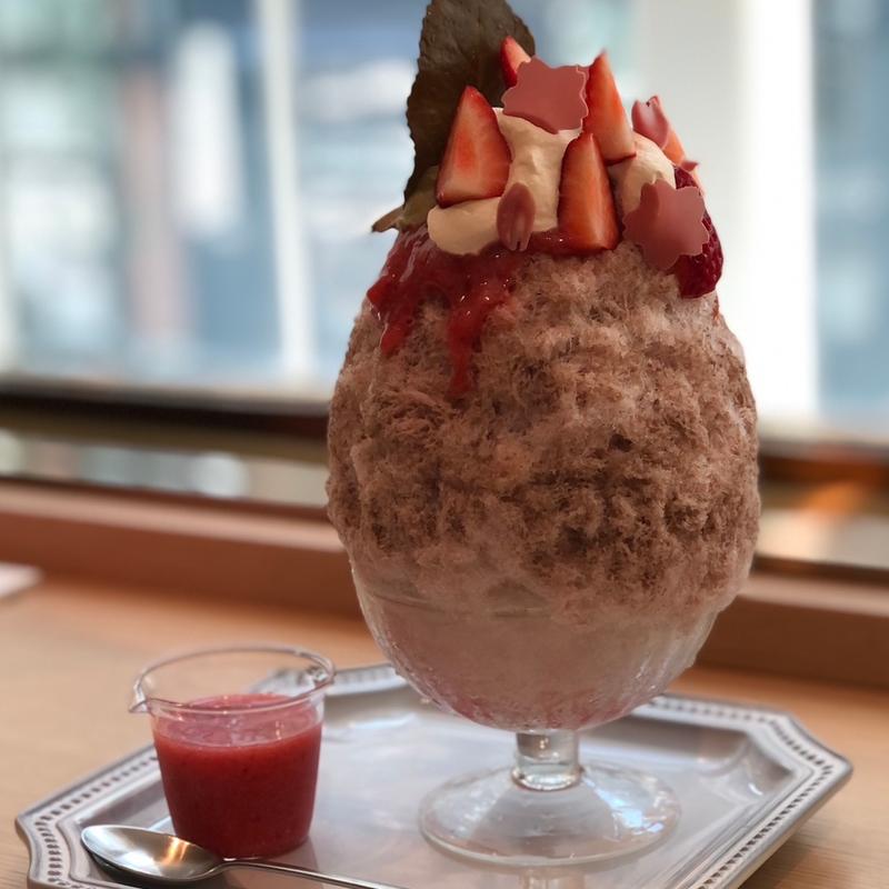 苺と桜のかき氷(Beauty Connection Ginza Fruits Salon)