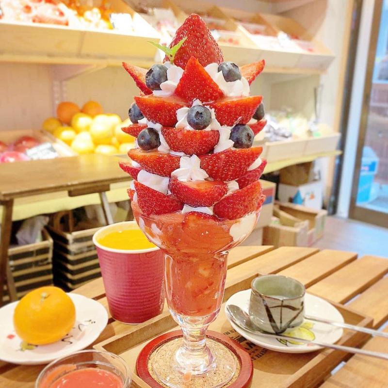 苺とブルーベリーのパフェ(フルーツすぎ 大塚本店)