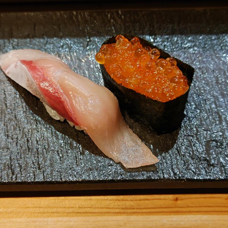 ブリ・いくら(立ち呑み寿司 勝吉)