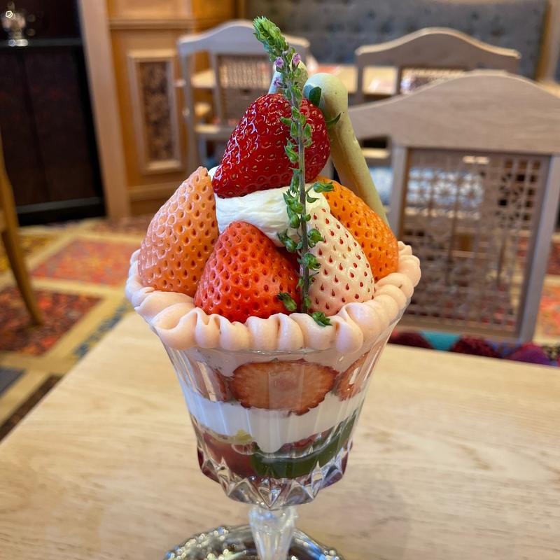 いちごパフェ(水信フルーツパーラー)