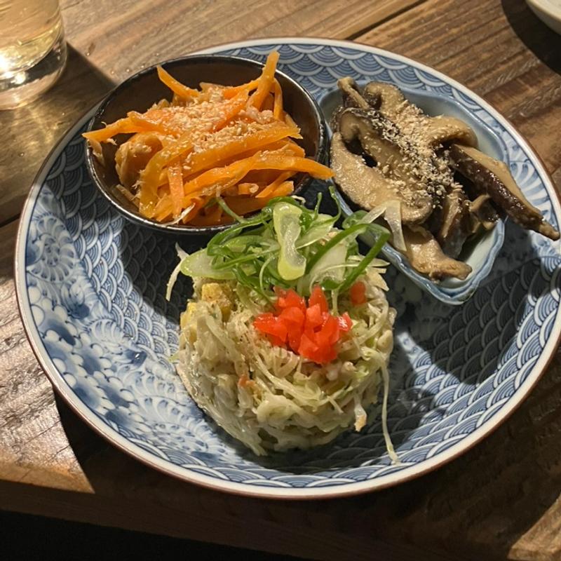 おまかせおばんざい三種盛り(立ち呑みツキノコグマ)