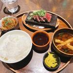 ステーキ&豚の角煮ランチセット(炙り肉寿司 梅田 コマツバラファーム)