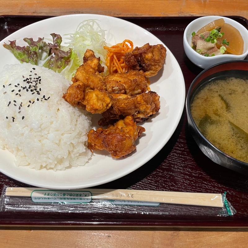 鶏の唐揚げランチ（日替わり）(居食や 一本道 （いしょくや いっぽんみち）)