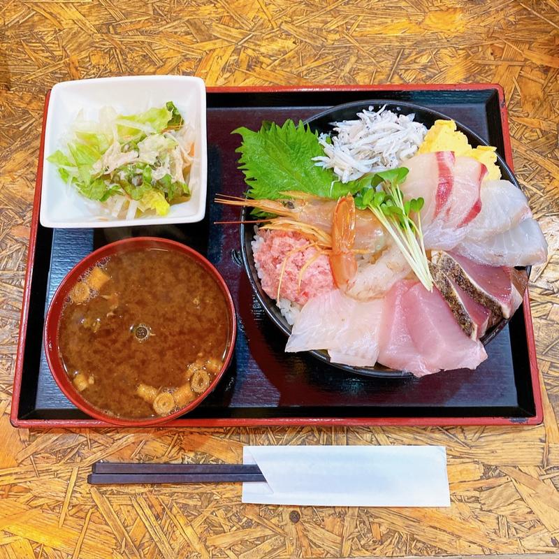15食限定！大漁海鮮丼！(日比野市場鮮魚浜焼センター なご八日比野店)