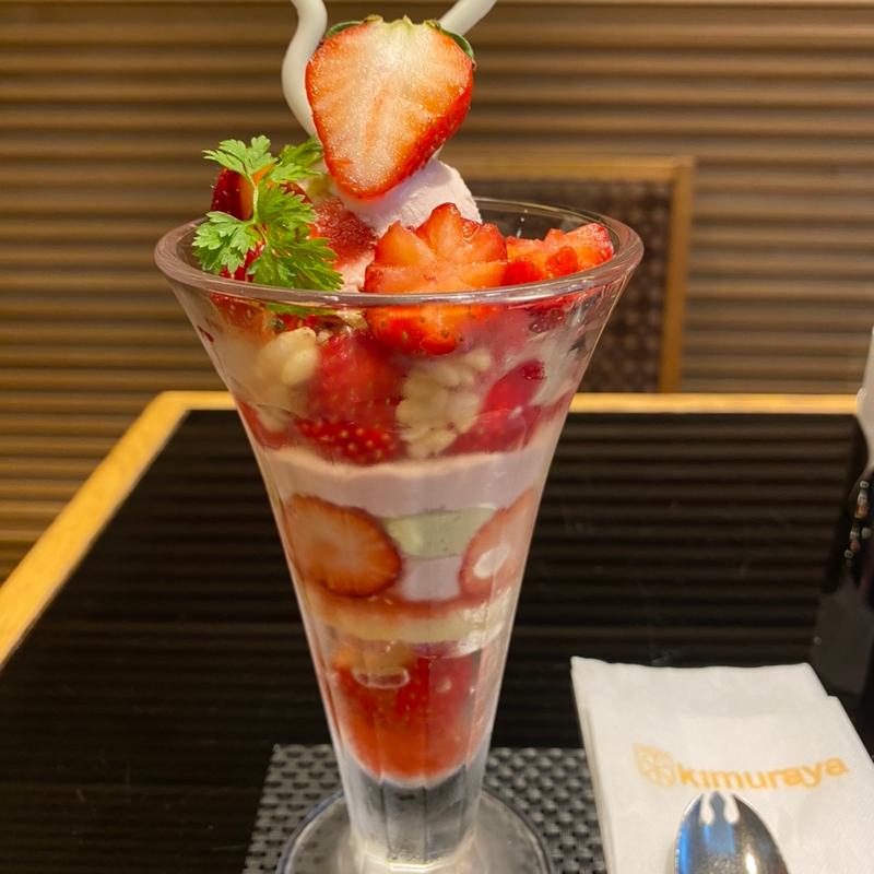 いちごパフェ(銀座木村家)