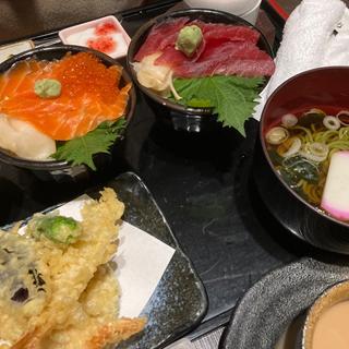 マグロとサーモンの二色ミニ丼と天ぷらとそばのセット(源太ずし 本店)