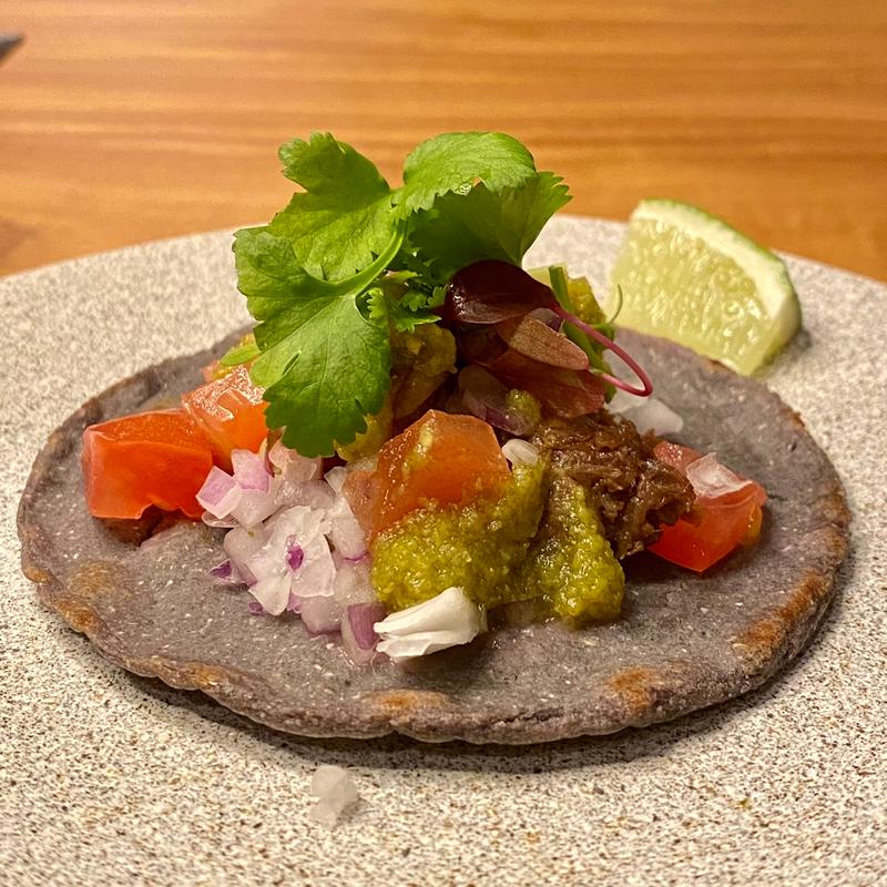 和牛すじ煮込みとハープのタコス(焼肉割烹QUON)