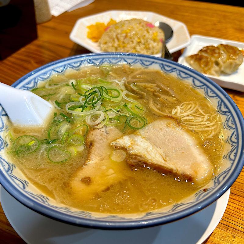 ラーメン定食 ギョーザ三個＋小焼飯(元祖赤のれん 節ちゃんラーメン 天神本店 )