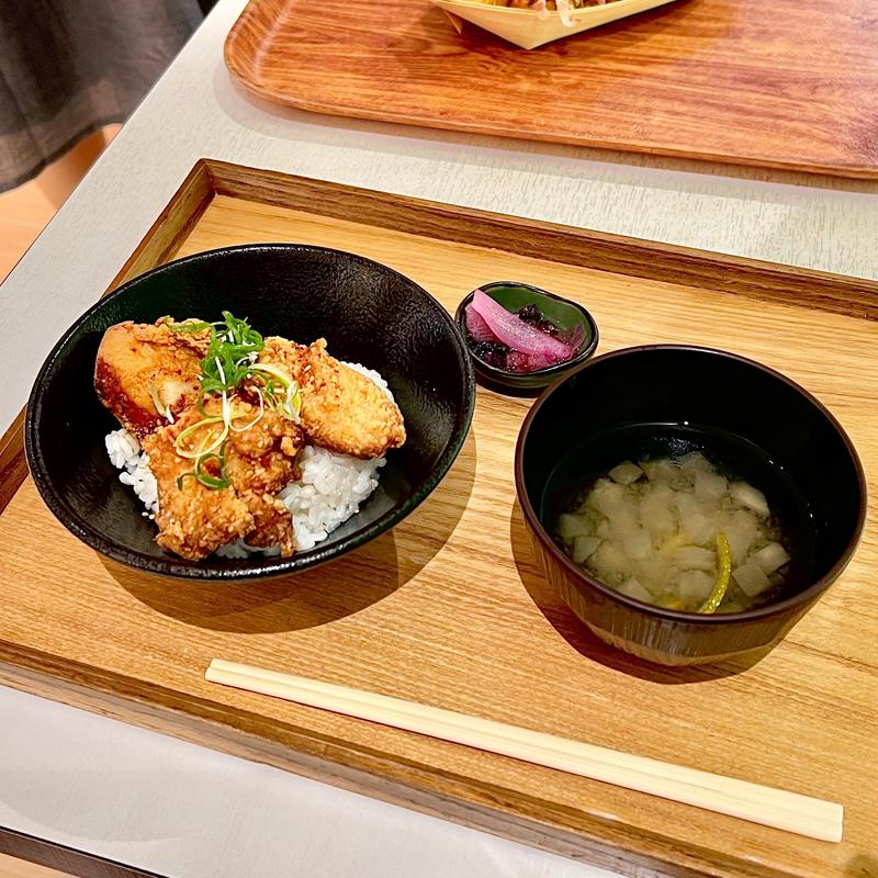 旨味唐揚げ丼(自然薯とろろ丼専門店 黒十ヤ 阪急西宮ガーデンズ店)