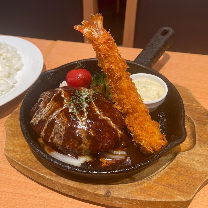 デミグラスハンバーグとエビフライ(ヱビスバー 札幌アピア店 (YEBISU BAR Sapporo Apia))