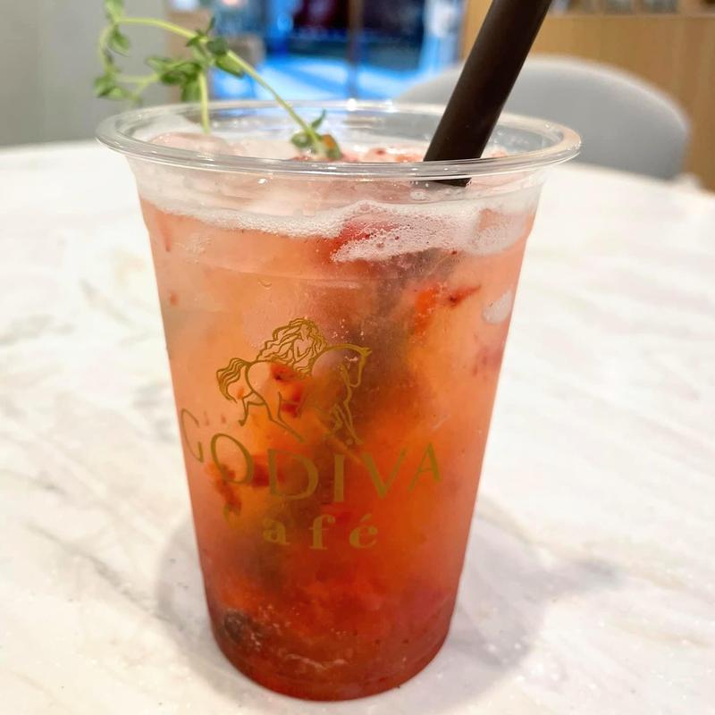イチゴジュレ カカオフルーツソーダ(GODIVA cafe Futakotamagawa)