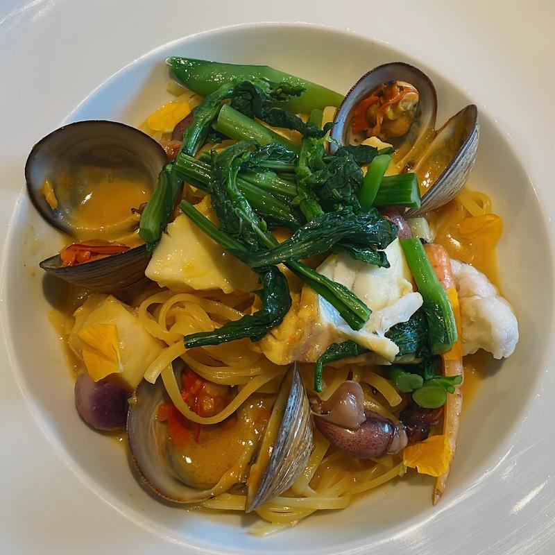 本日の鮮魚と春野菜のプリマヴェーラリングィーネ(dining social (ダイニングソシアル))