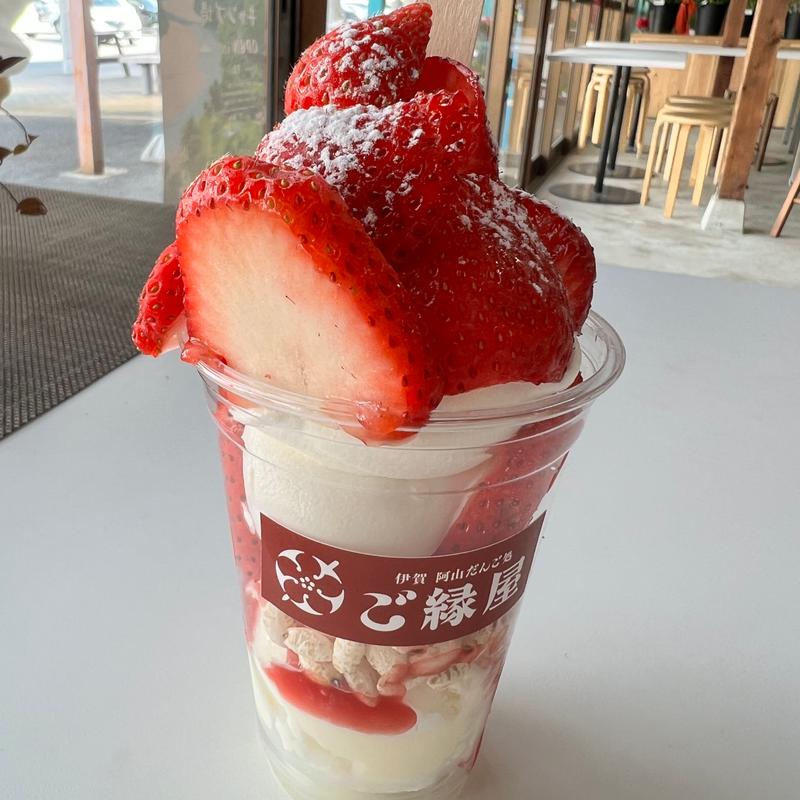 イチゴパフェ(ご縁屋)