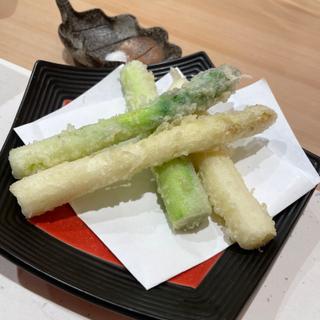 アスパラガスの天ぷら　トリュフ塩(蕎麦前 玄樹)