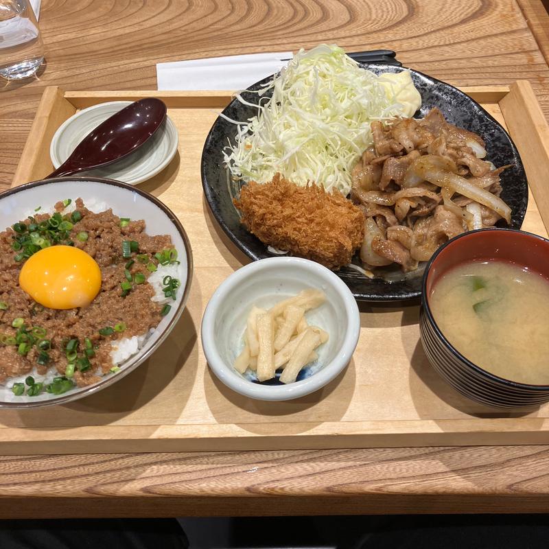 生姜焼き定食+そぼろごはん(都民酒場魚金 神保町店)