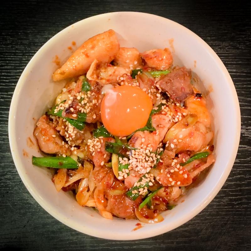 旨辛！ホルモン丼 肉2倍メガ盛り(本格ホルモン焼肉 なかみ屋 本店)