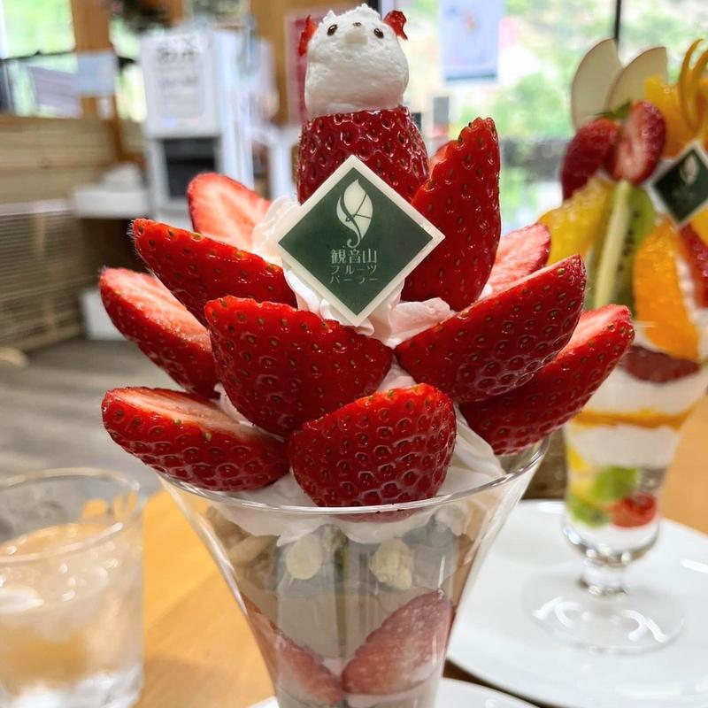 イチゴパフェ(観音山フルーツパーラー)
