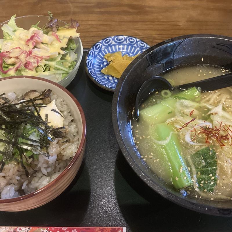 ゆずこしょう香る炭焼き黒丼とラーメンのセット(地鶏炭焼き麺処 おしどり五代目鶴松)