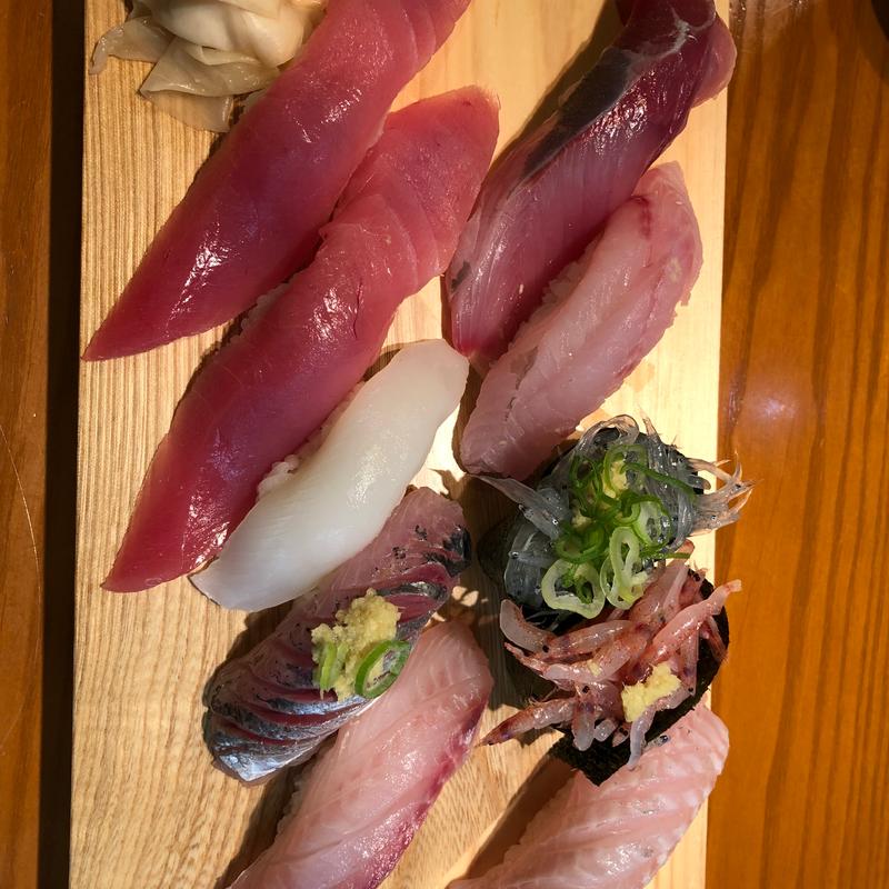 握りセット(沼津魚がし鮨 三島駅南口店（ぬまづうおがしずし）)