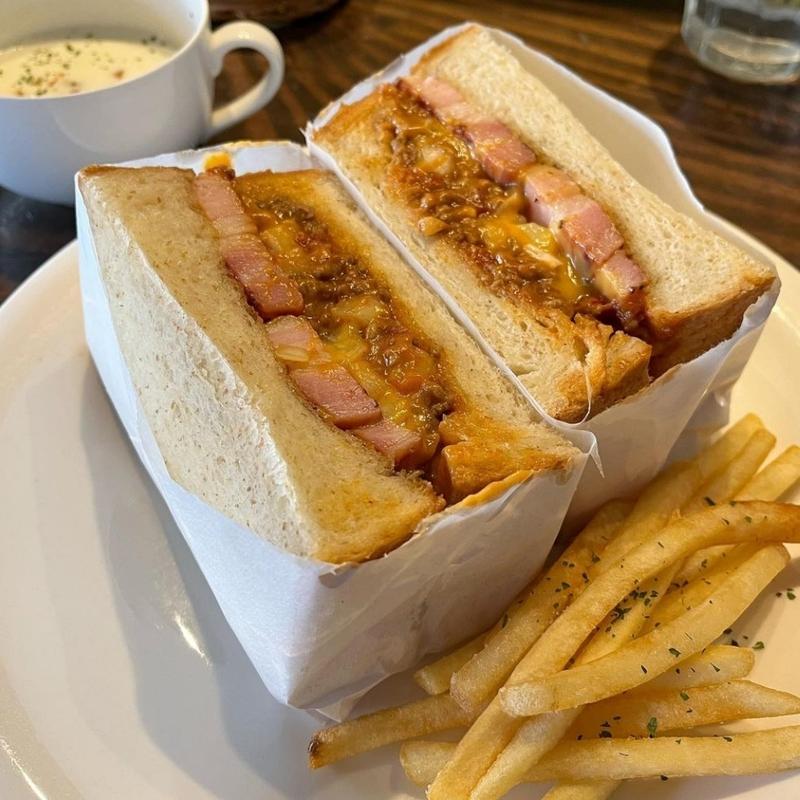 厚切りベーコンのチリチーズサンド(パンとごはん)