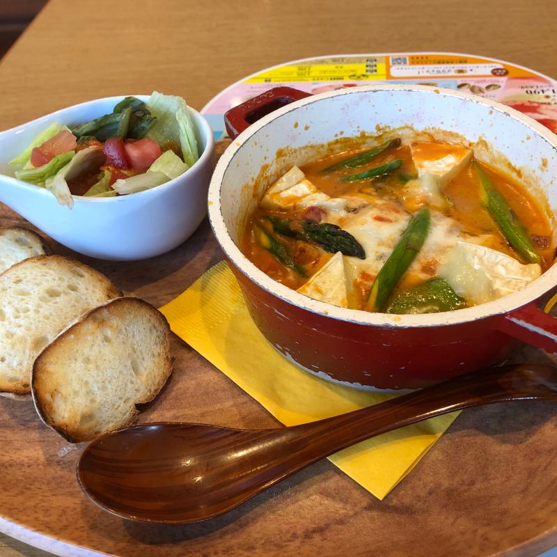 アスパラとカマンベールのトマトクリームココットハンバーグ(ココス 扇店)