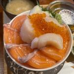 生サーモンとホタテとイクラ丼(シハチ鮮魚店)