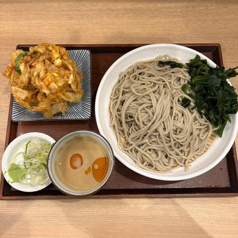 ごまだれ蕎麦大盛＋かき揚げ天ぷら(さがたに　新宿京王モール店)