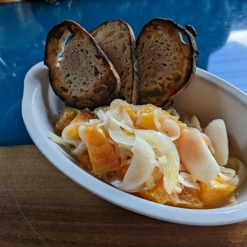 ブラッドオレンジと新玉ネギのサラダ(hectopascal（ヘクトパスカル） )