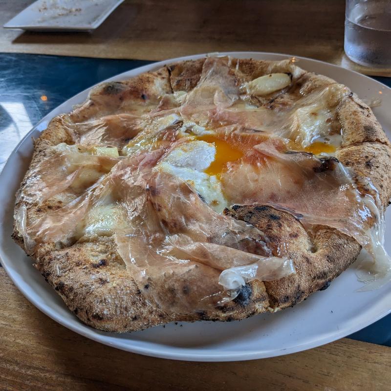 イタリア産ホワイトアスパラガス　平飼い卵と生ハムのピッツァ(hectopascal（ヘクトパスカル） )