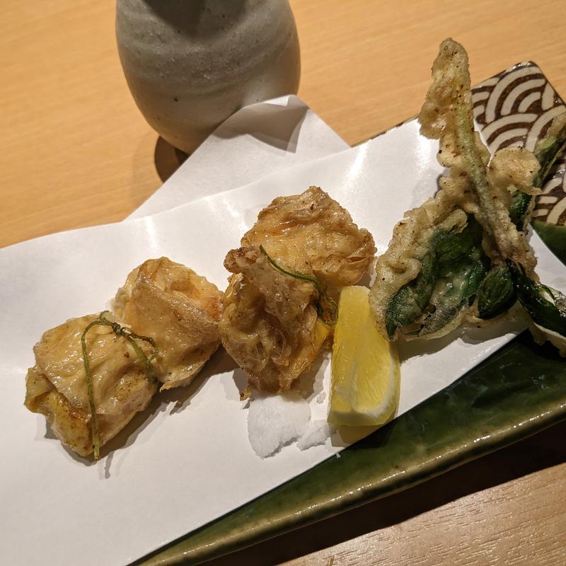 ホタテと新玉葱の東寺揚げ、行者ニンニクの天婦羅(みこころや )