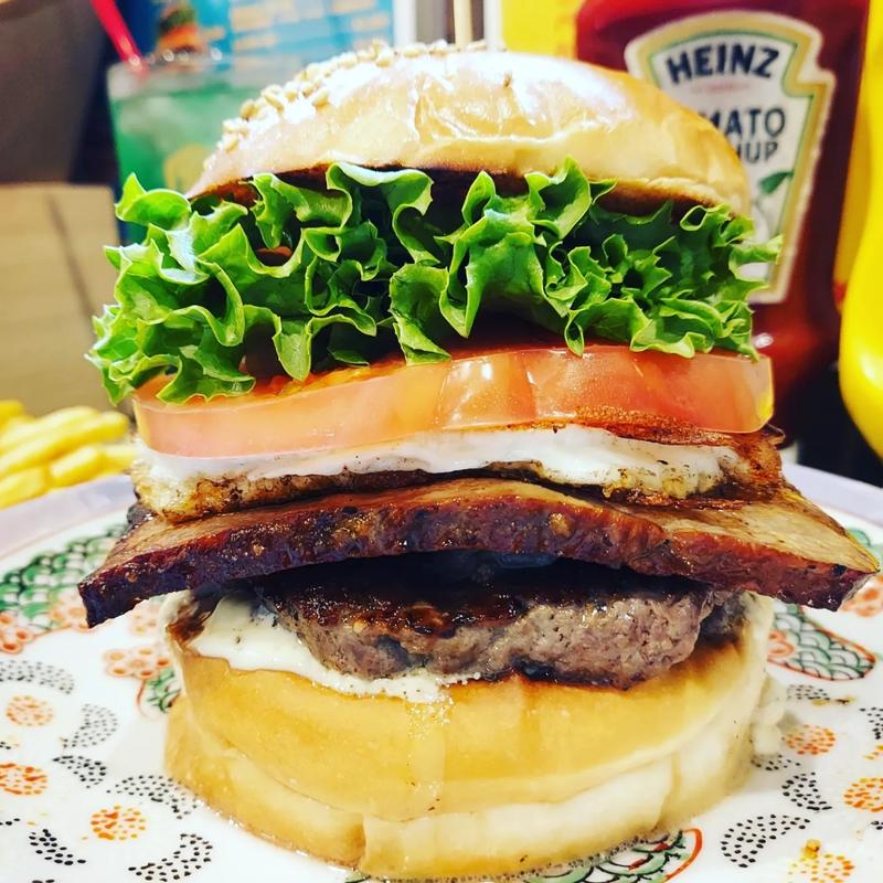 自家製ベーコンと自家製じゃないエッグのベーコンエッグバーガー(ハンバーガーのオクノ)